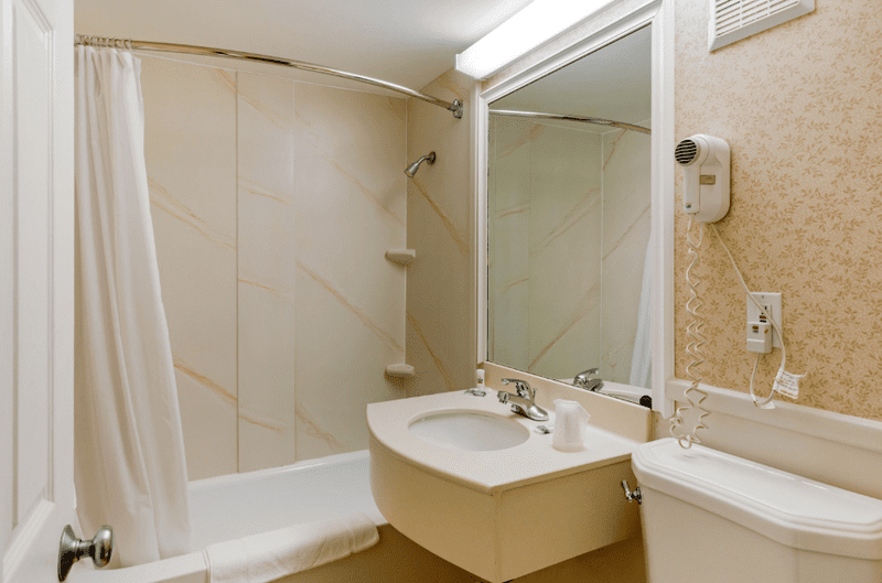 DELUXE ROOM 2 QUEEN BATHROOM